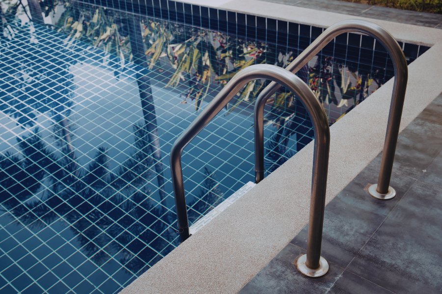Piscine avec escalier inox