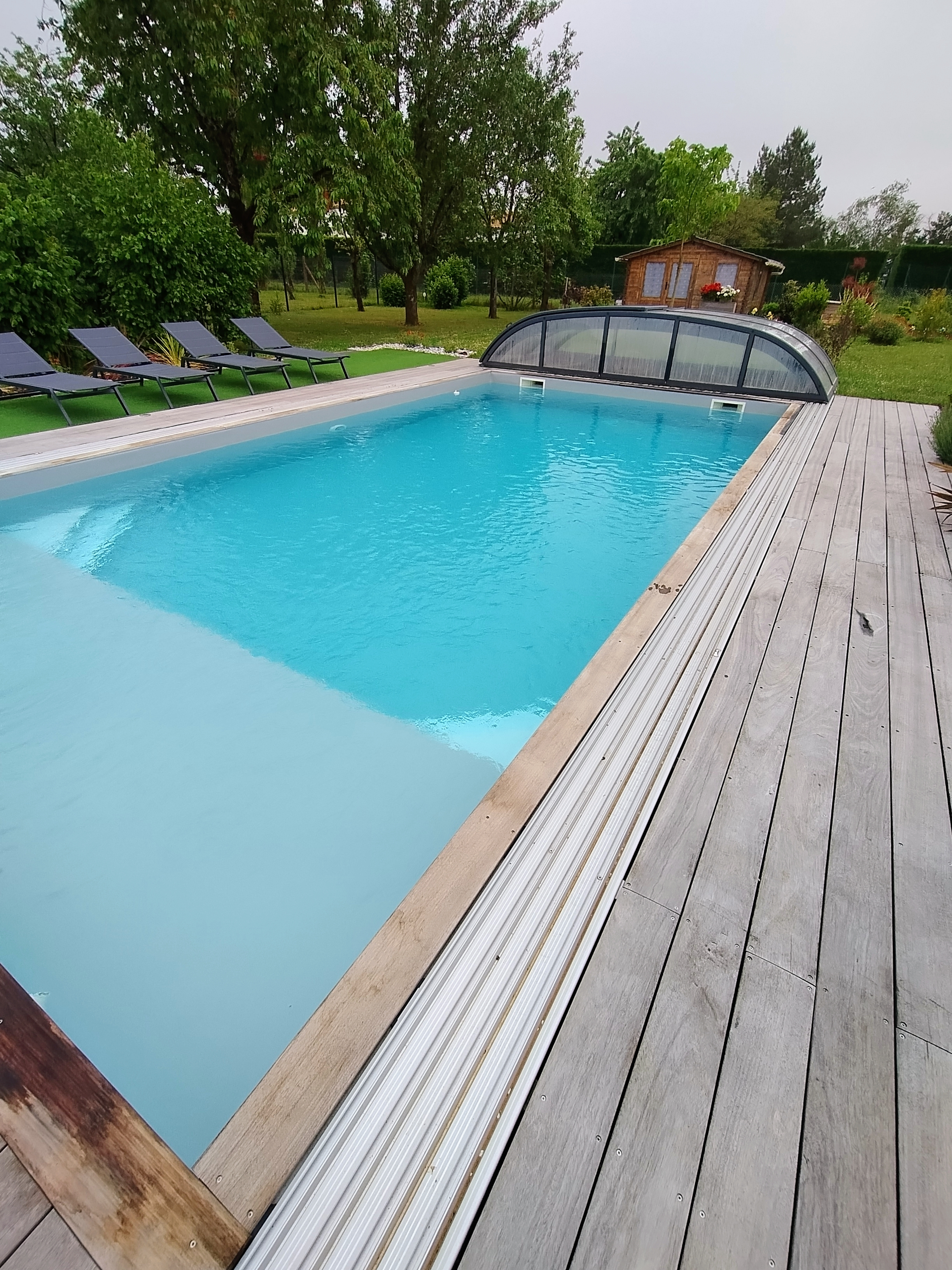 Piscine avec terrasse bois et abri dôme