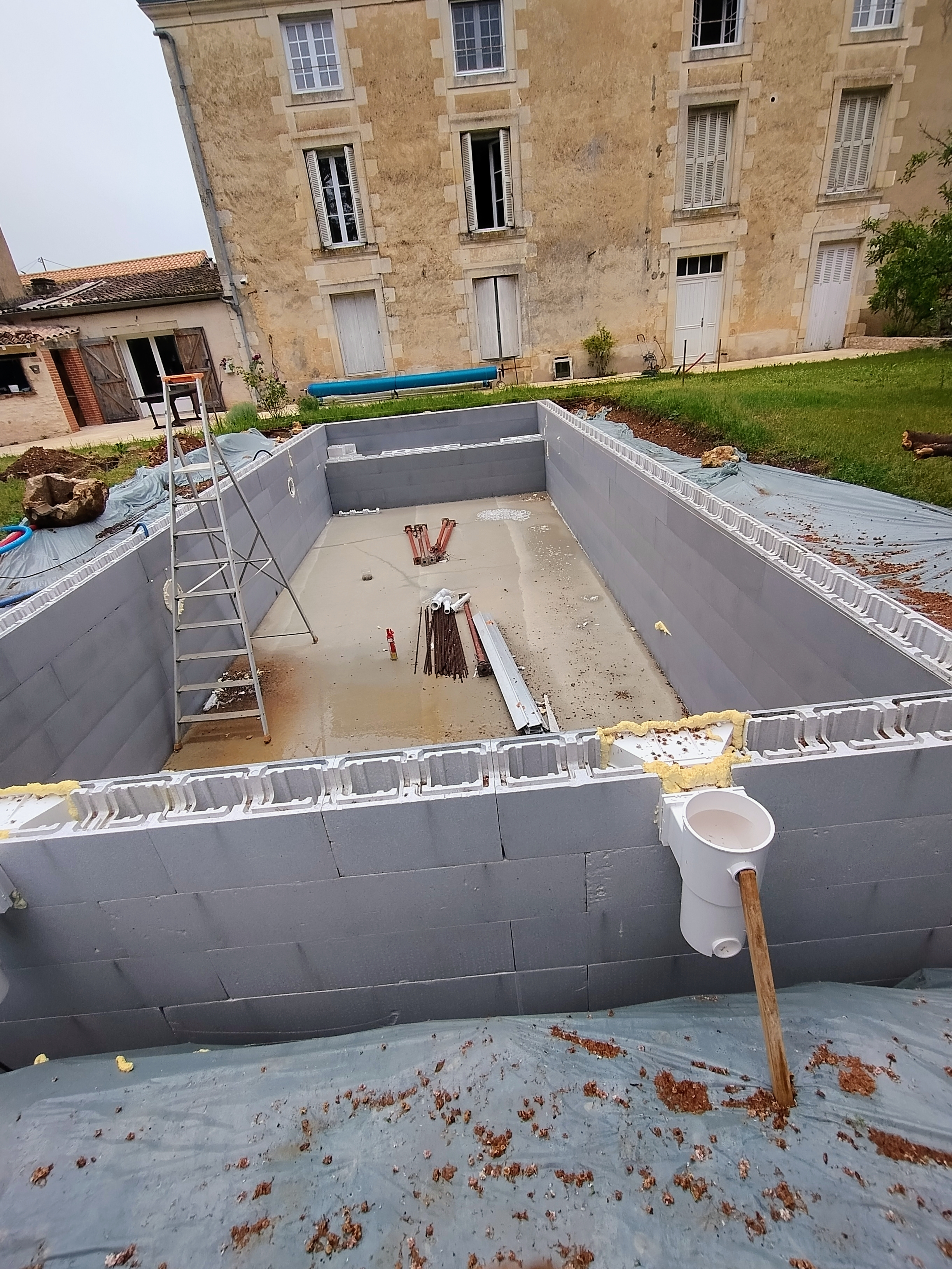 Construction piscine – maçonnerie en cours