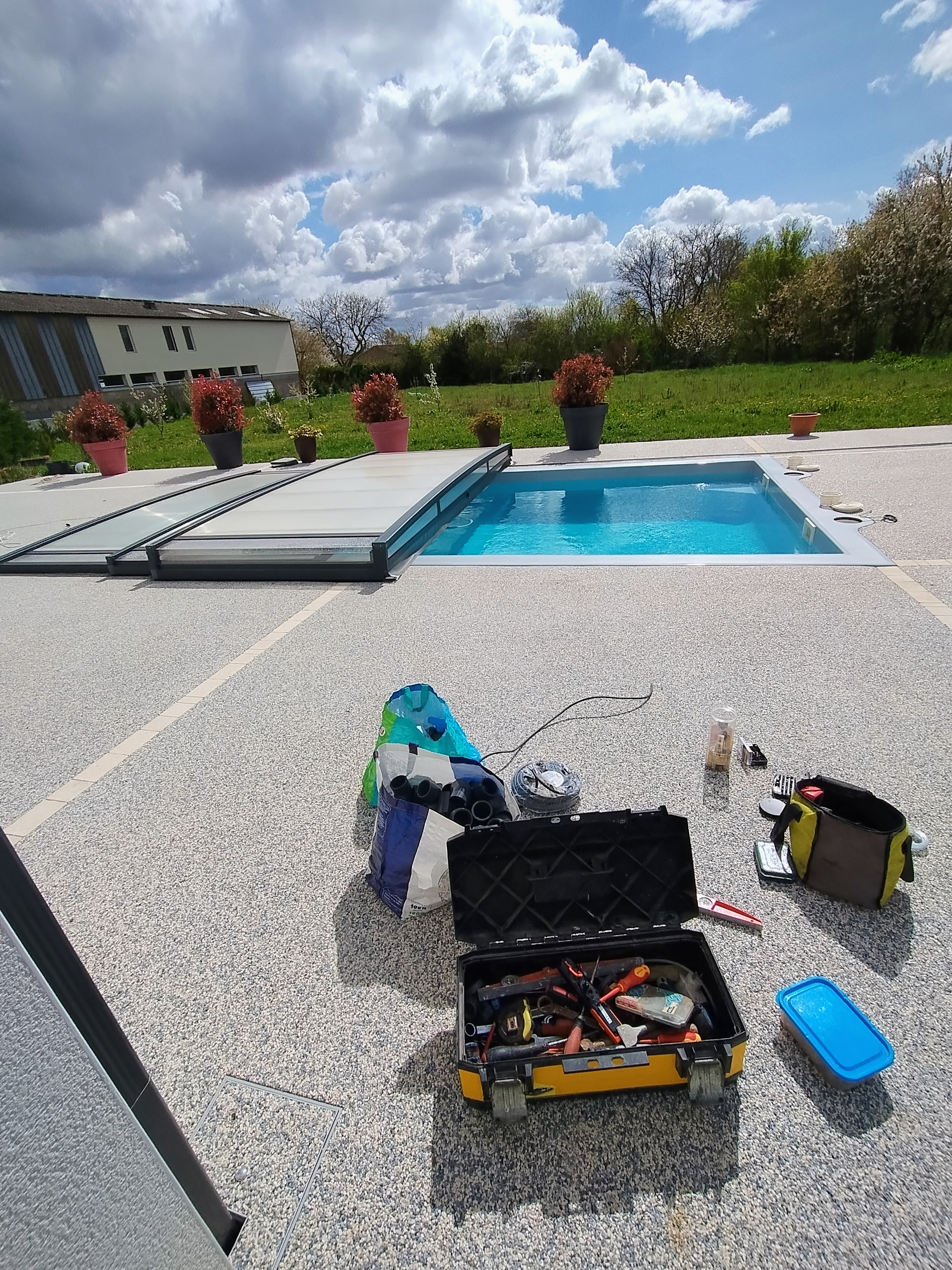 Piscine intervention avec outils